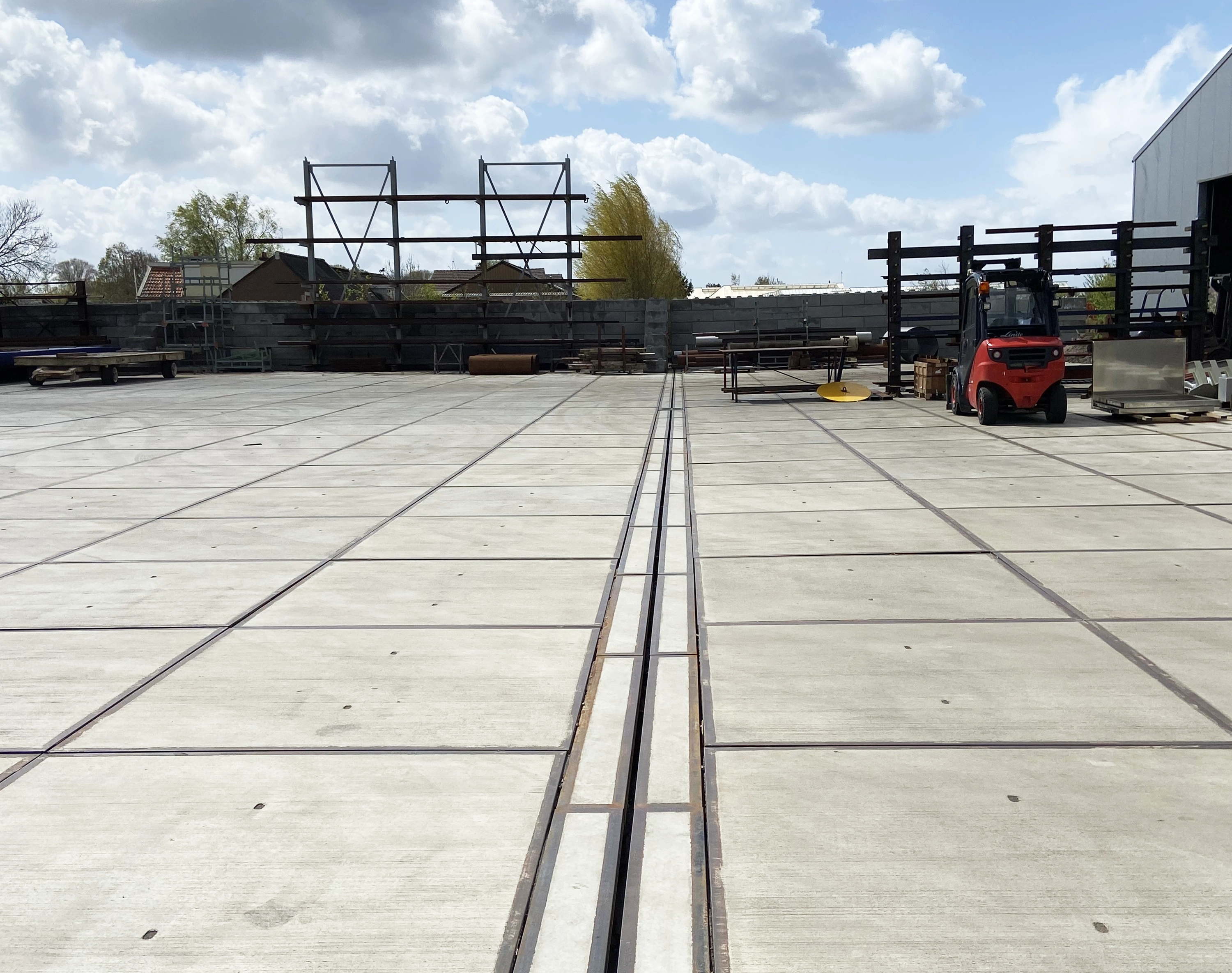 Détail du caniveau et des assemblages des dalles béton DuraDalle